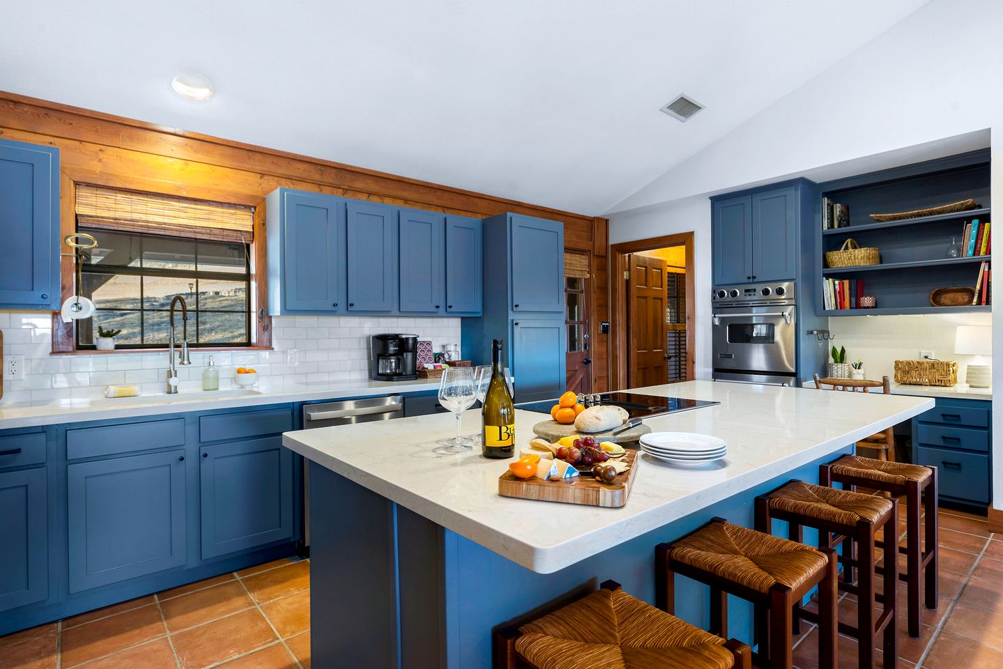 Beautiful Lakeside Rental with Hot-Tub in Igram, Texas, Perfect for Family Glamping Trips