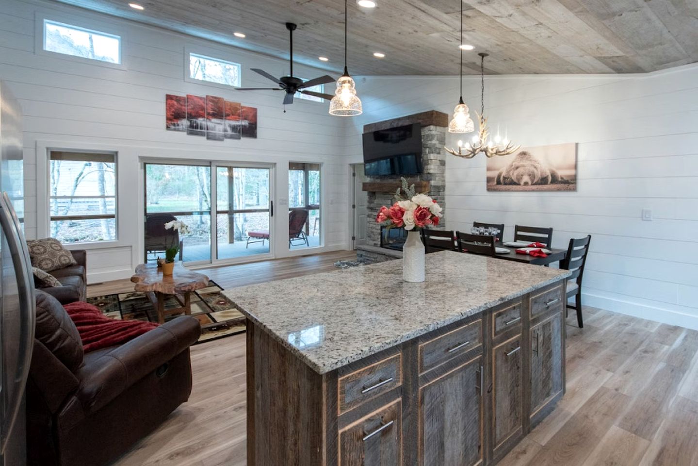 Beautiful Mountain Cabin with Jacuzzi and Lovely Creek Views in NC