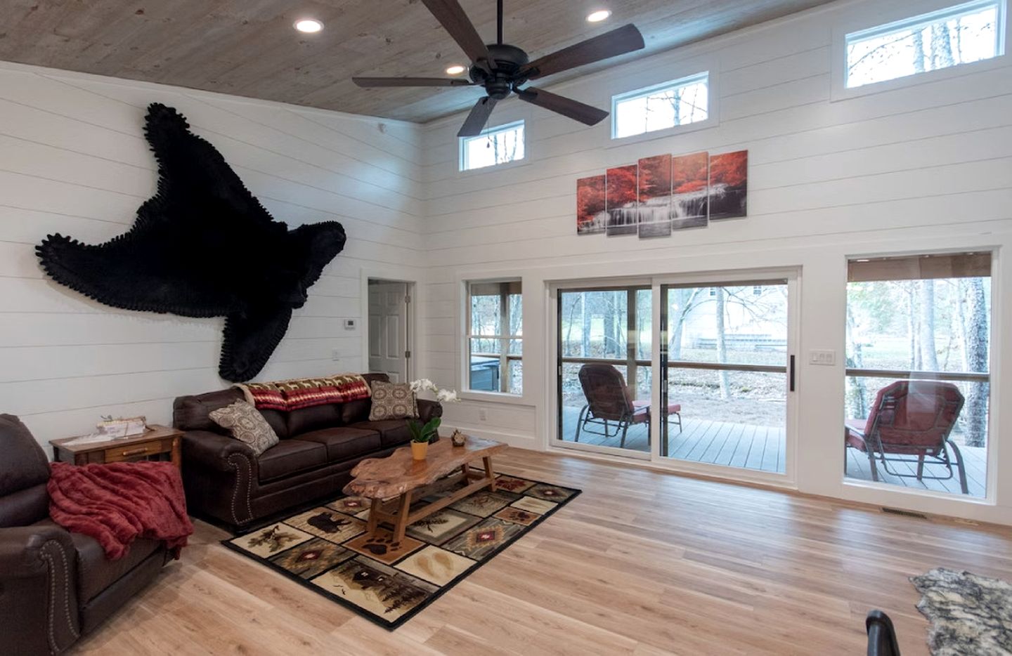 Beautiful Mountain Cabin with Jacuzzi and Lovely Creek Views in NC