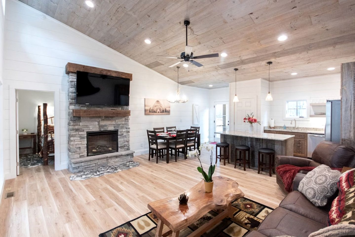 Beautiful Mountain Cabin with Jacuzzi and Lovely Creek Views in NC