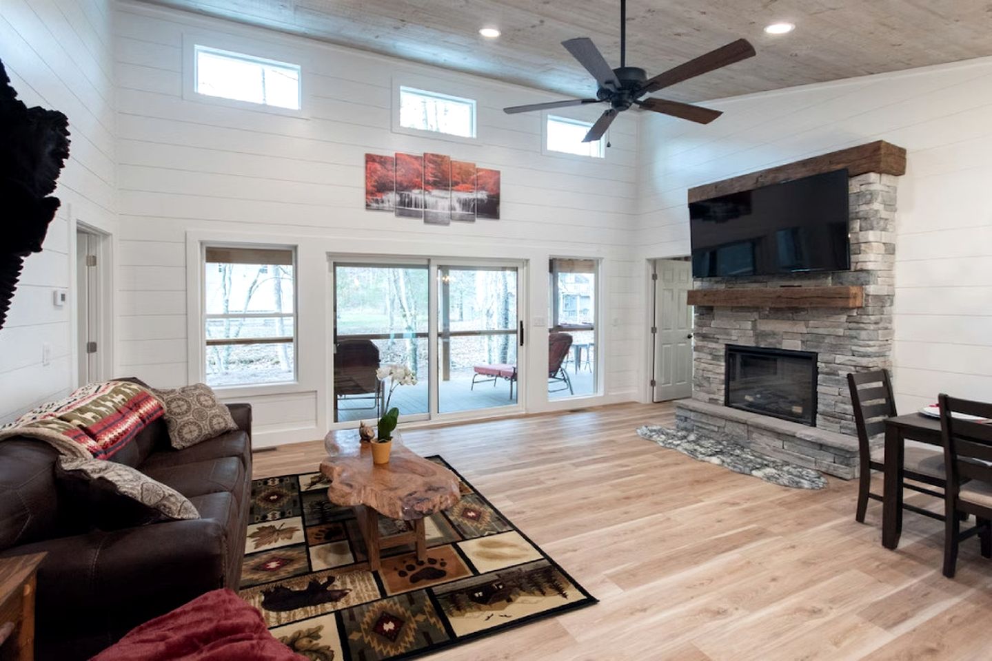 Beautiful Mountain Cabin with Jacuzzi and Lovely Creek Views in NC