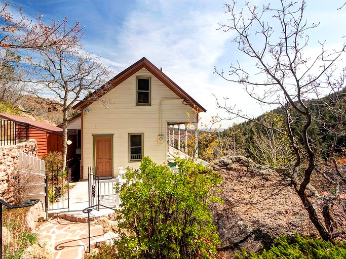 Cabins (Manitou Springs, Colorado, United States)