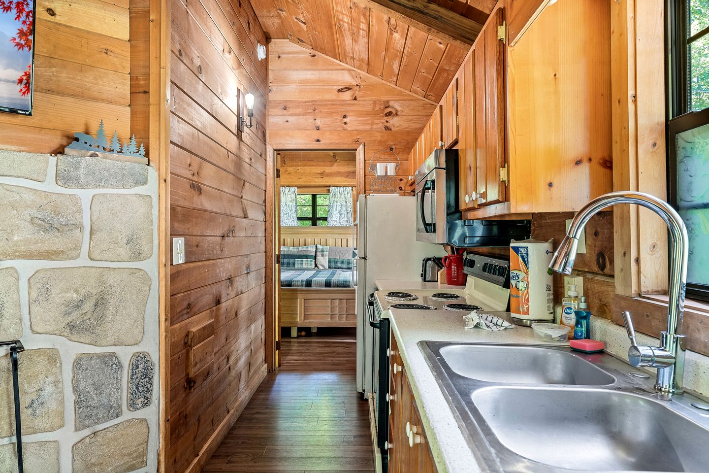 Beautiful Rustic Cabin with Jacuzzi, Covered Porch and Mountain Views in Sevierville, Tennessee