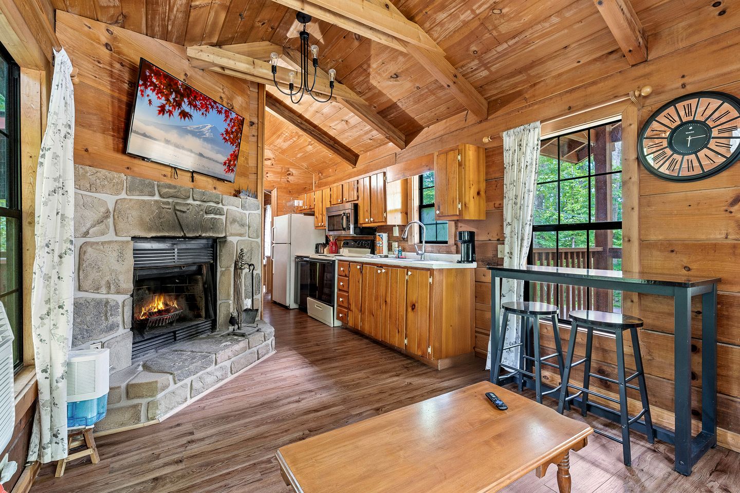 Beautiful Rustic Cabin with Jacuzzi, Covered Porch and Mountain Views in Sevierville, Tennessee