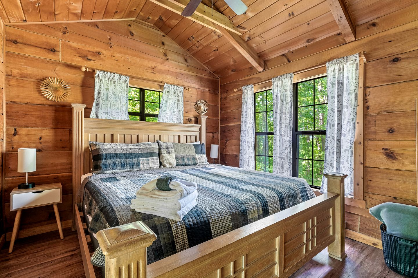 Beautiful Rustic Cabin with Jacuzzi, Covered Porch and Mountain Views in Sevierville, Tennessee