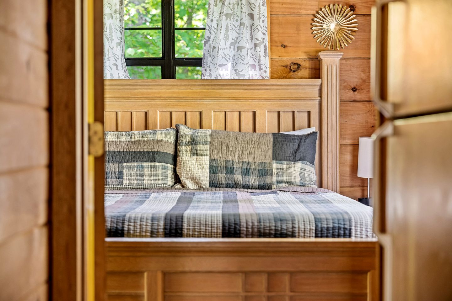 Beautiful Rustic Cabin with Jacuzzi, Covered Porch and Mountain Views in Sevierville, Tennessee
