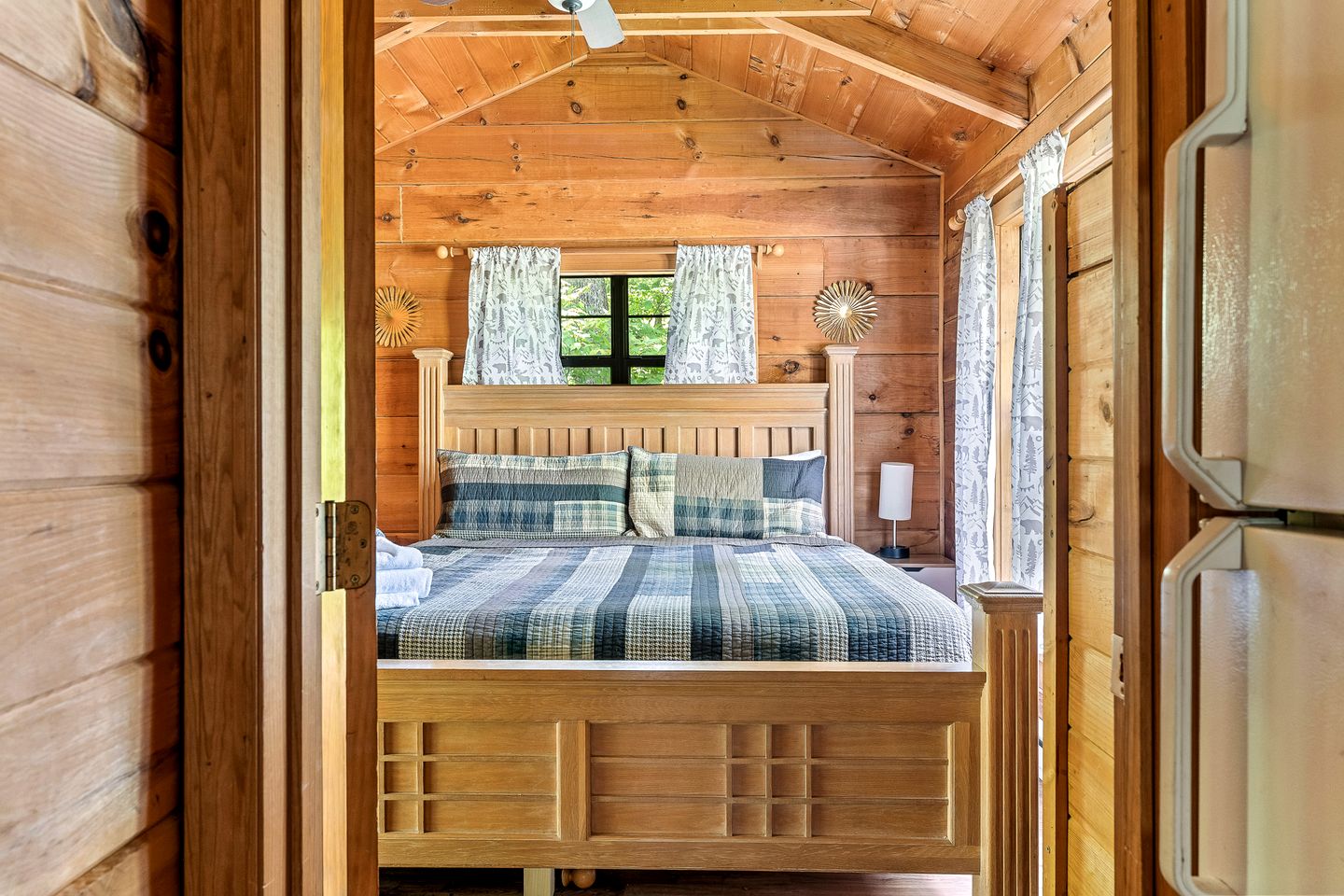 Beautiful Rustic Cabin with Jacuzzi, Covered Porch and Mountain Views in Sevierville, Tennessee
