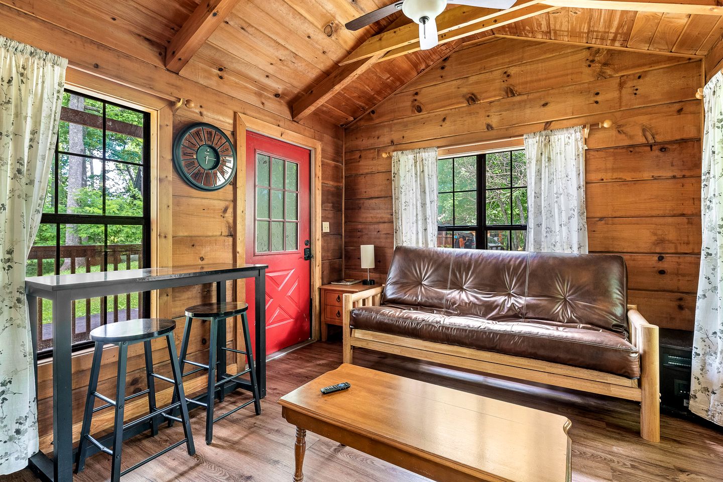 Beautiful Rustic Cabin with Jacuzzi, Covered Porch and Mountain Views in Sevierville, Tennessee