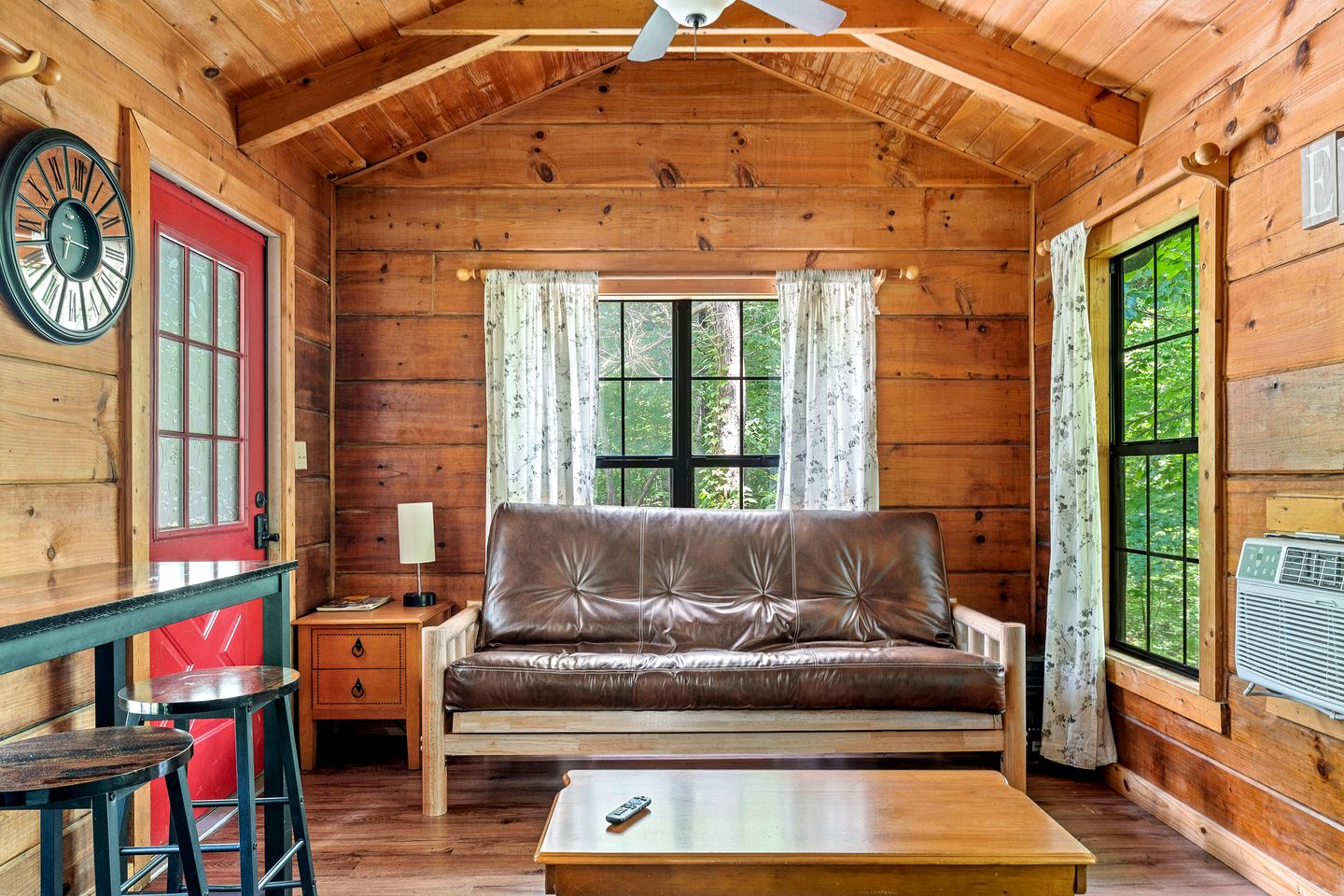 Beautiful Rustic Cabin with Jacuzzi, Covered Porch and Mountain Views in Sevierville, Tennessee