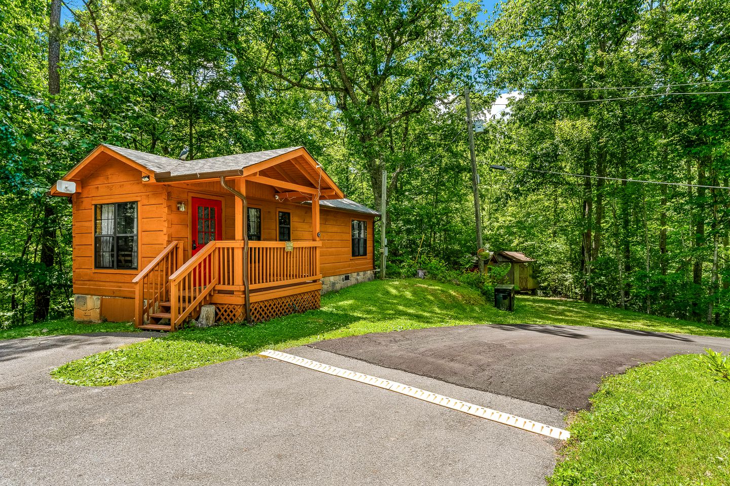 Beautiful Rustic Cabin with Jacuzzi, Covered Porch and Mountain Views in Sevierville, Tennessee