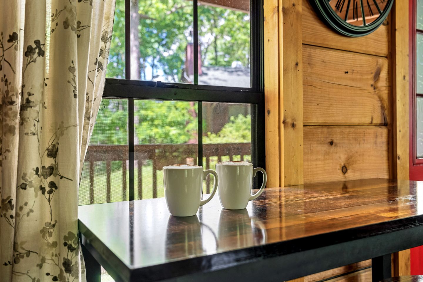 Beautiful Rustic Cabin with Jacuzzi, Covered Porch and Mountain Views in Sevierville, Tennessee