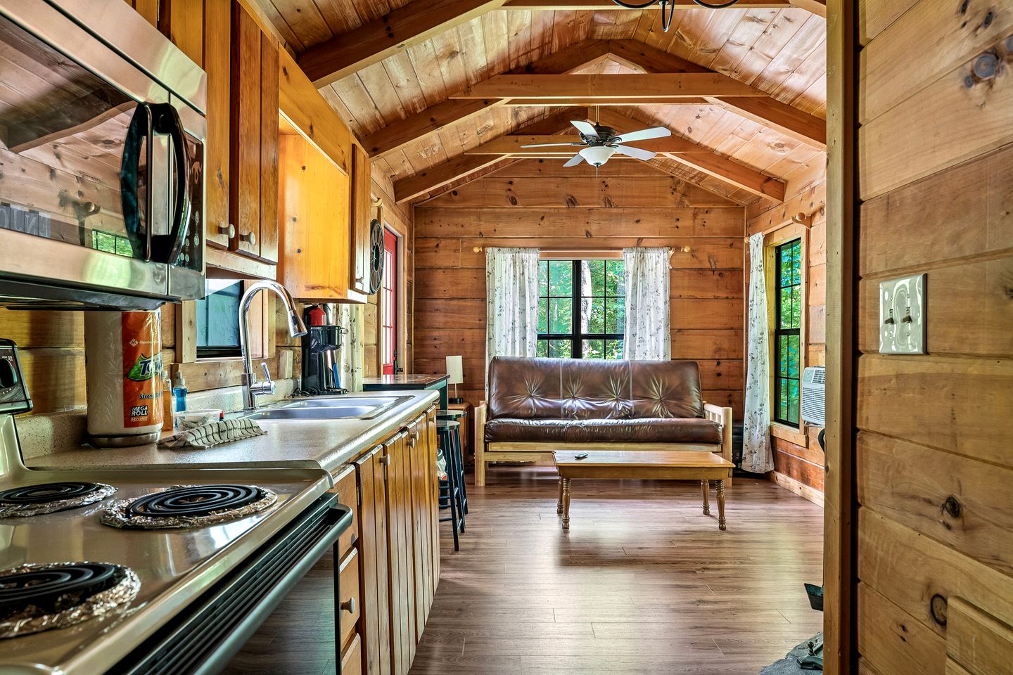 Beautiful Rustic Cabin with Jacuzzi, Covered Porch and Mountain Views in Sevierville, Tennessee