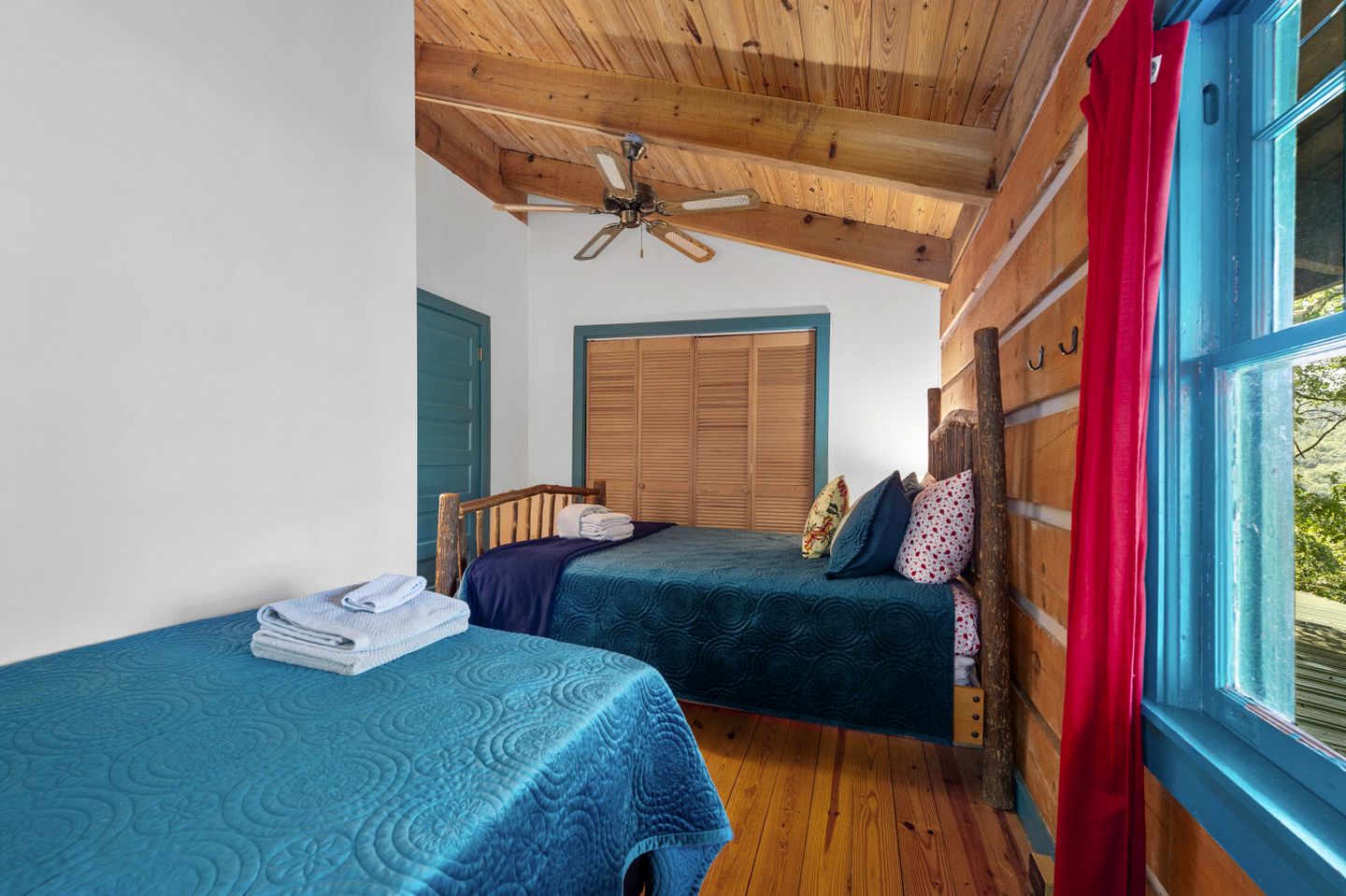 Beautiful Rustic Cabin Surrounded by Nature with Incredible Views and a Wrap-Around Deck for an Amazing Glamping Experience in Marshall, NC