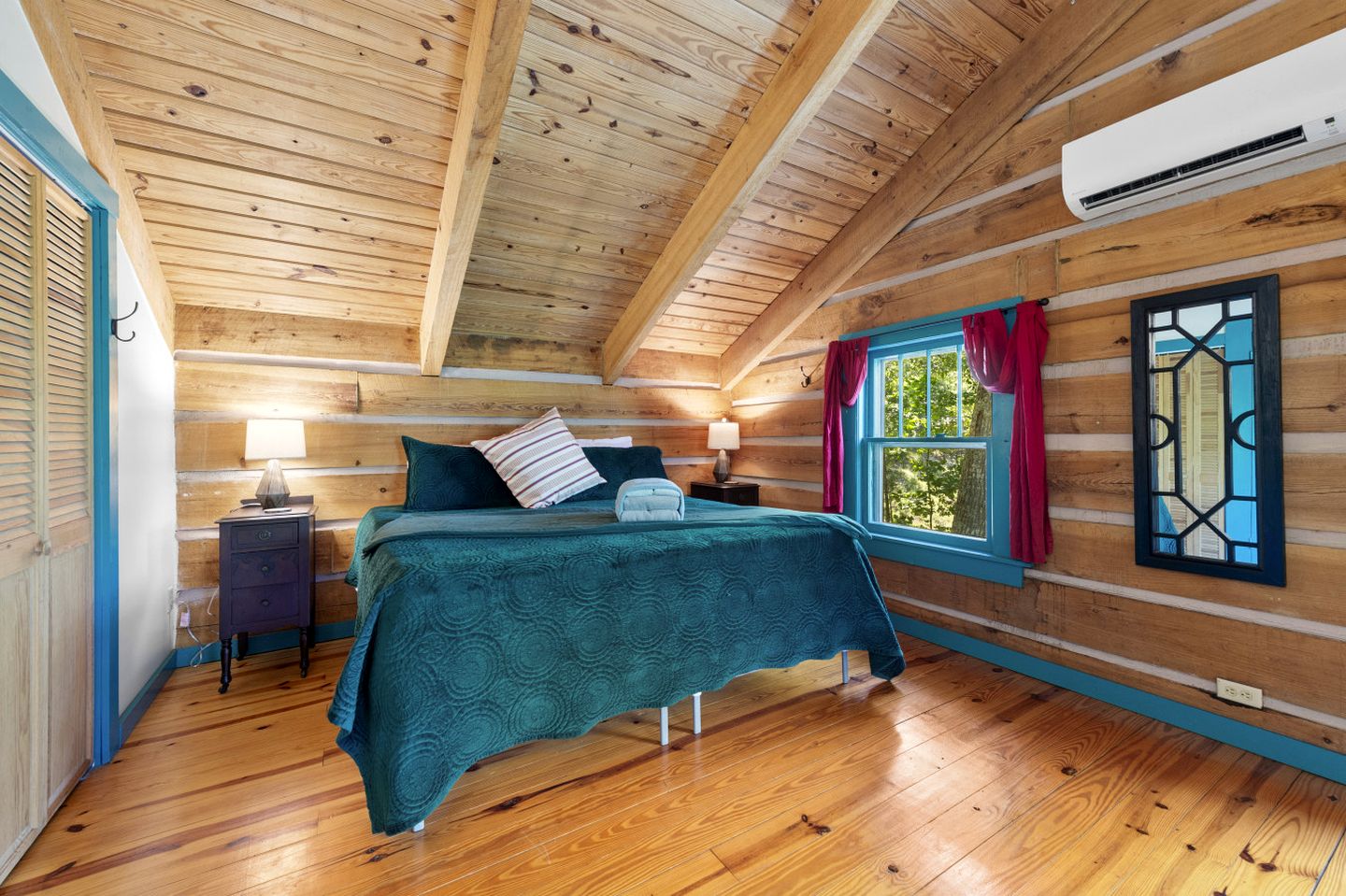 Beautiful Rustic Cabin Surrounded by Nature with Incredible Views and a Wrap-Around Deck for an Amazing Glamping Experience in Marshall, NC