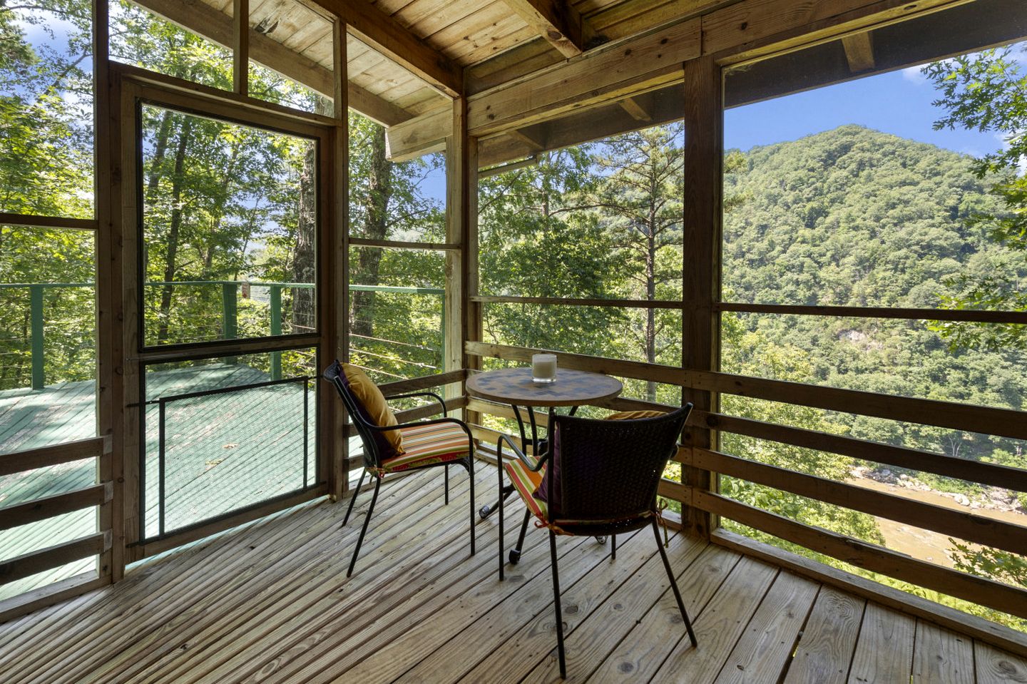 Beautiful Rustic Cabin Surrounded by Nature with Incredible Views and a Wrap-Around Deck for an Amazing Glamping Experience in Marshall, NC