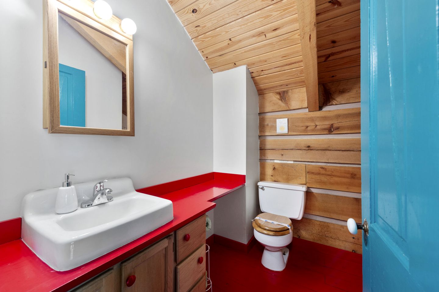 Beautiful Rustic Cabin Surrounded by Nature with Incredible Views and a Wrap-Around Deck for an Amazing Glamping Experience in Marshall, NC