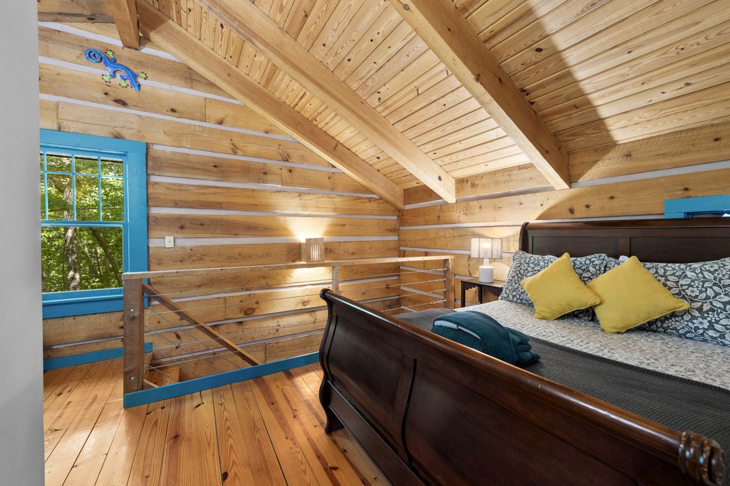 Beautiful Rustic Cabin Surrounded by Nature with Incredible Views and a Wrap-Around Deck for an Amazing Glamping Experience in Marshall, NC