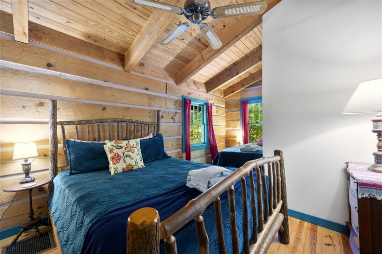 Cabins (United States of America, Marshall, North Carolina)