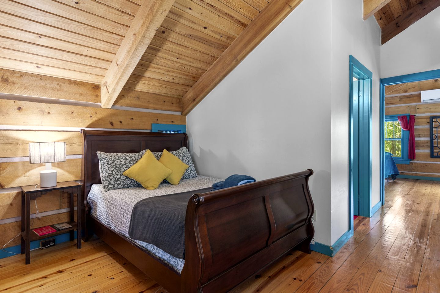 Beautiful Rustic Cabin Surrounded by Nature with Incredible Views and a Wrap-Around Deck for an Amazing Glamping Experience in Marshall, NC