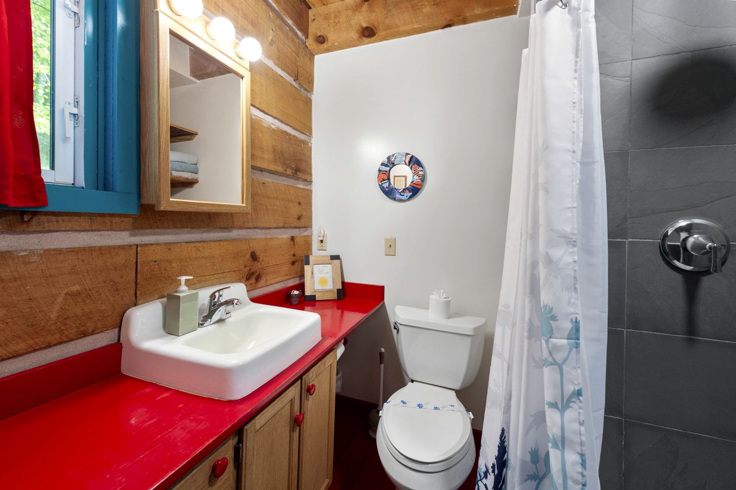 Beautiful Rustic Cabin Surrounded by Nature with Incredible Views and a Wrap-Around Deck for an Amazing Glamping Experience in Marshall, NC