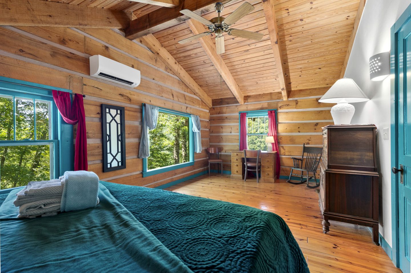 Beautiful Rustic Cabin Surrounded by Nature with Incredible Views and a Wrap-Around Deck for an Amazing Glamping Experience in Marshall, NC