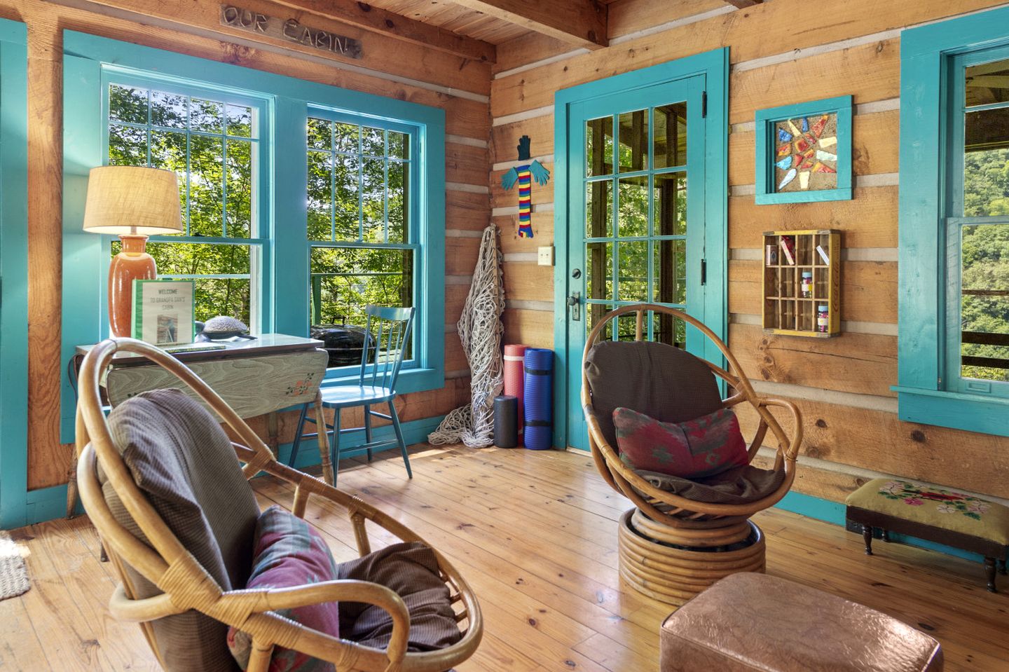 Beautiful Rustic Cabin Surrounded by Nature with Incredible Views and a Wrap-Around Deck for an Amazing Glamping Experience in Marshall, NC
