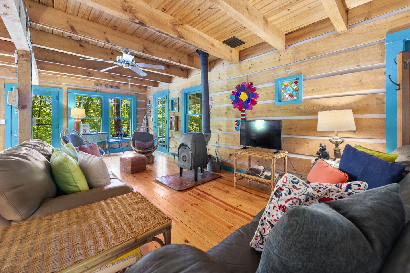 Beautiful Rustic Cabin Surrounded by Nature with Incredible Views and a Wrap-Around Deck for an Amazing Glamping Experience in Marshall, NC