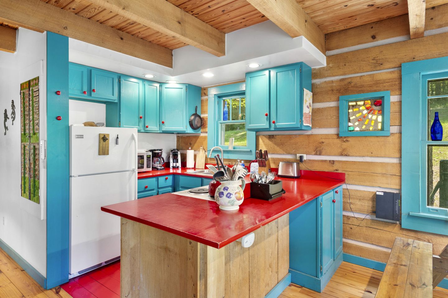Beautiful Rustic Cabin Surrounded by Nature with Incredible Views and a Wrap-Around Deck for an Amazing Glamping Experience in Marshall, NC
