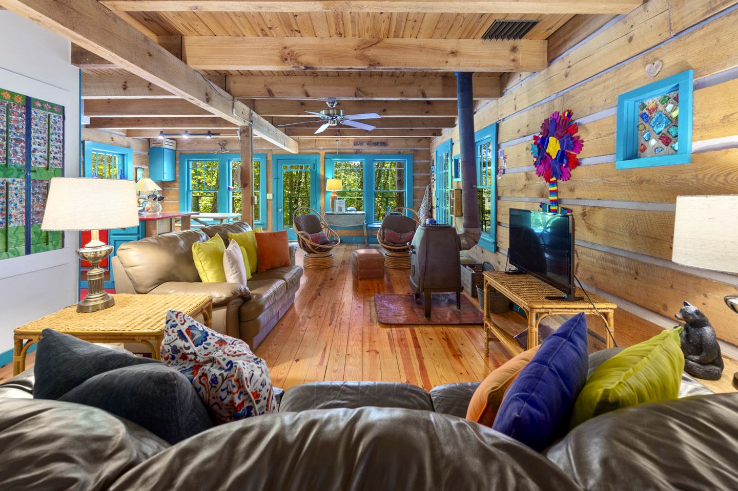 Beautiful Rustic Cabin Surrounded by Nature with Incredible Views and a Wrap-Around Deck for an Amazing Glamping Experience in Marshall, NC