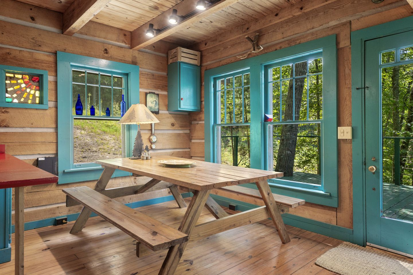 Beautiful Rustic Cabin Surrounded by Nature with Incredible Views and a Wrap-Around Deck for an Amazing Glamping Experience in Marshall, NC