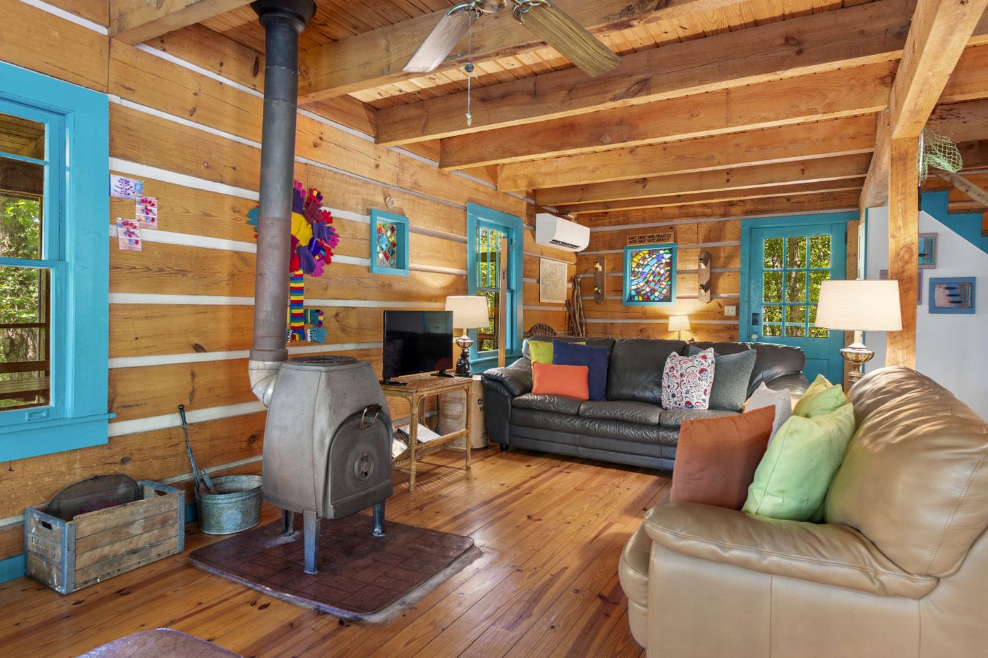 Beautiful Rustic Cabin Surrounded by Nature with Incredible Views and a Wrap-Around Deck for an Amazing Glamping Experience in Marshall, NC