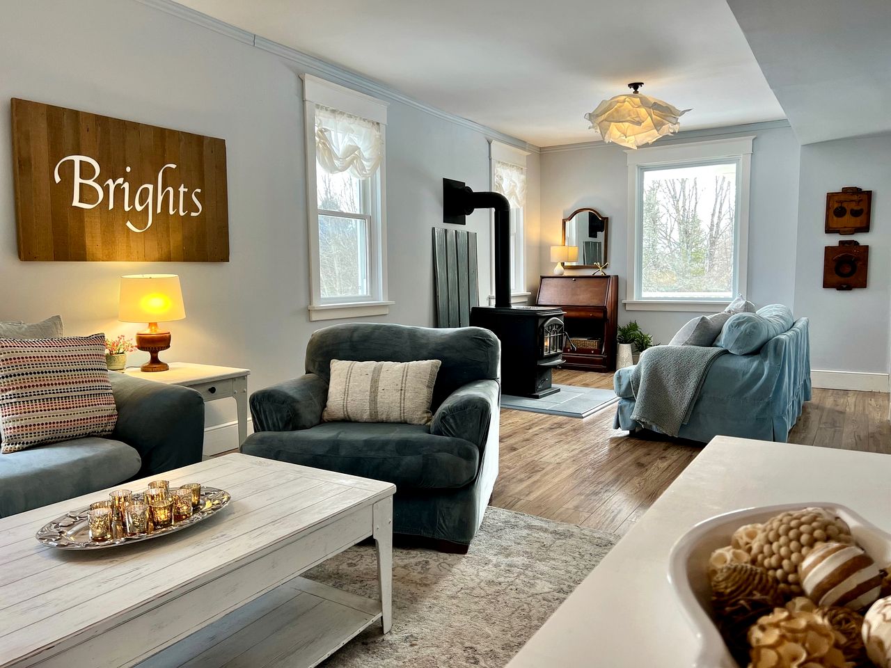 Beautiful, Rustic, Lodge with Pizza Oven, BBQ, and Porch for an Amazing Family Getaway in Ontario