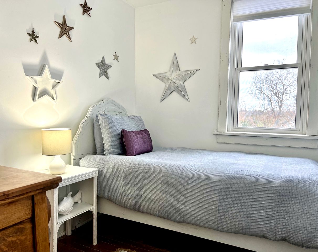 Beautiful, Rustic, Lodge with Pizza Oven, BBQ, and Porch for an Amazing Family Getaway in Ontario