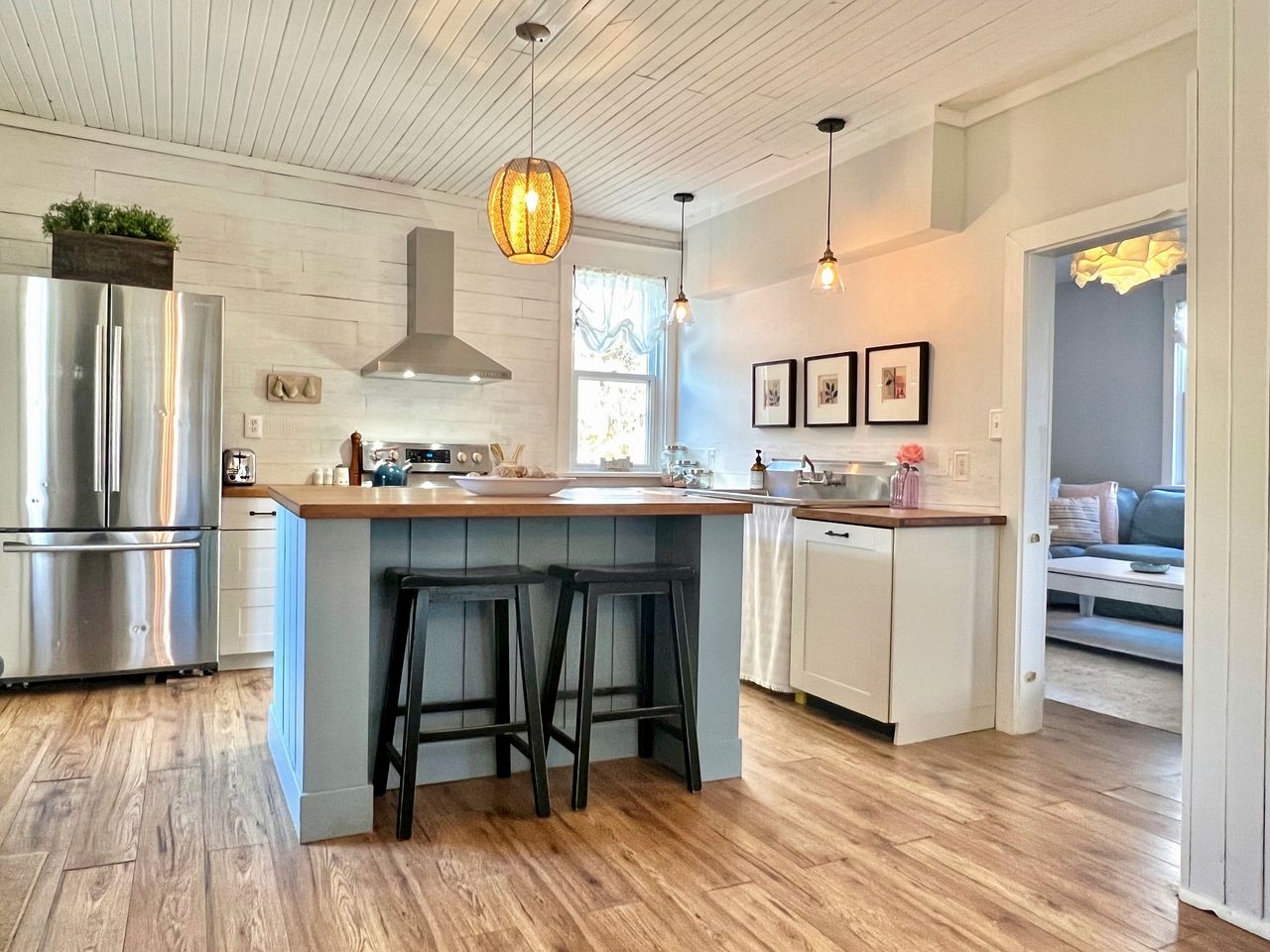 Beautiful, Rustic, Lodge with Pizza Oven, BBQ, and Porch for an Amazing Family Getaway in Ontario