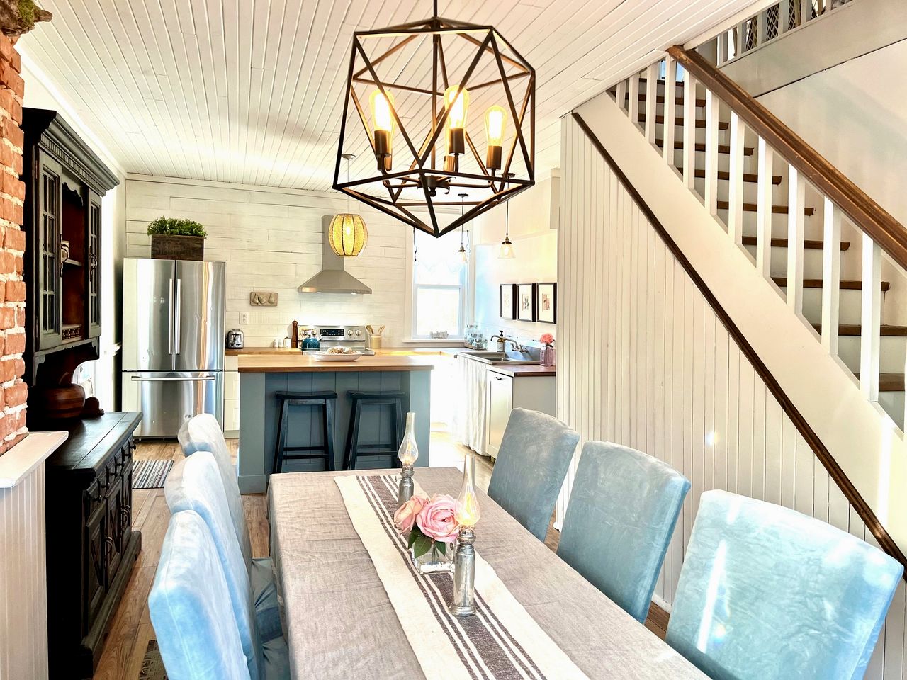 Beautiful, Rustic, Lodge with Pizza Oven, BBQ, and Porch for an Amazing Family Getaway in Ontario