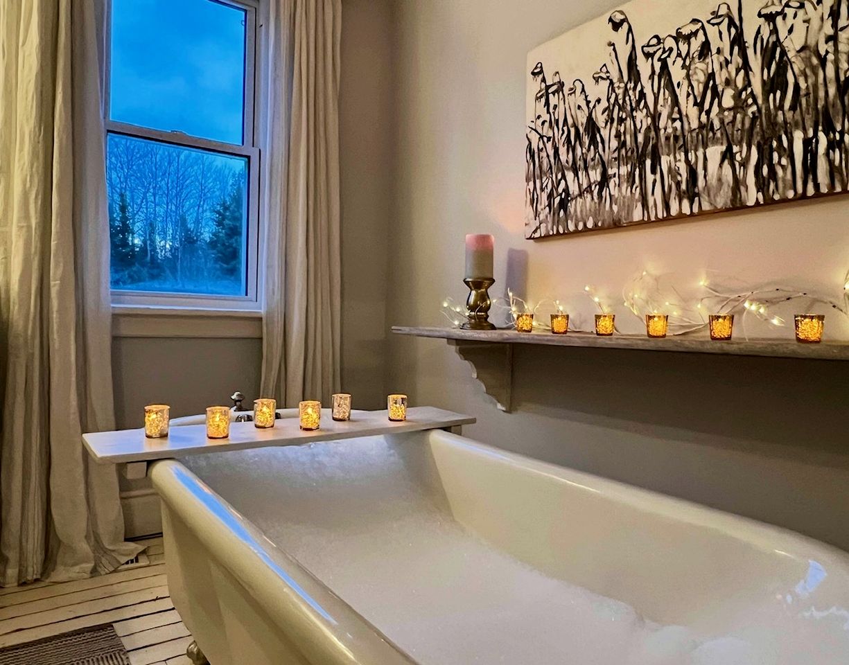 Beautiful, Rustic, Lodge with Pizza Oven, BBQ, and Porch for an Amazing Family Getaway in Ontario