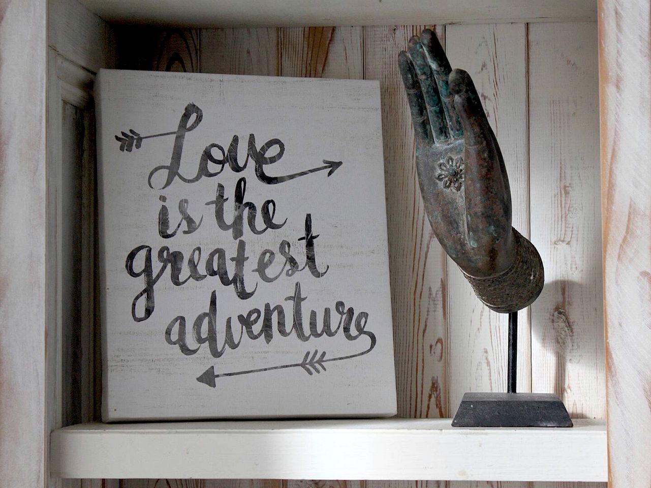 Beautiful, Rustic, Lodge with Pizza Oven, BBQ, and Porch for an Amazing Family Getaway in Ontario