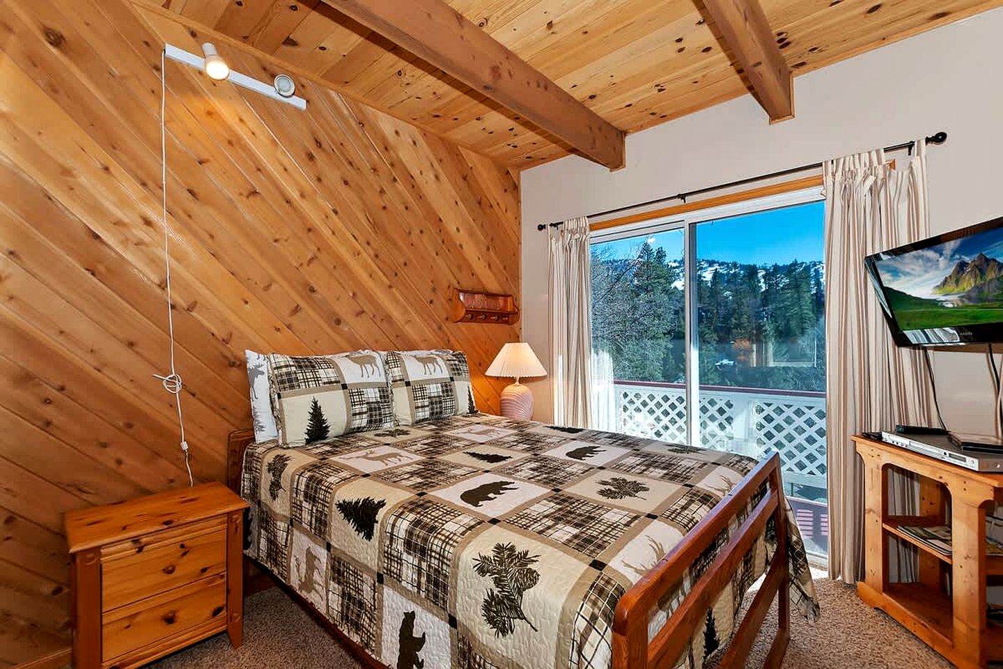 Beautiful, Secluded Cottage with Great Views in Big Bear Lake, California