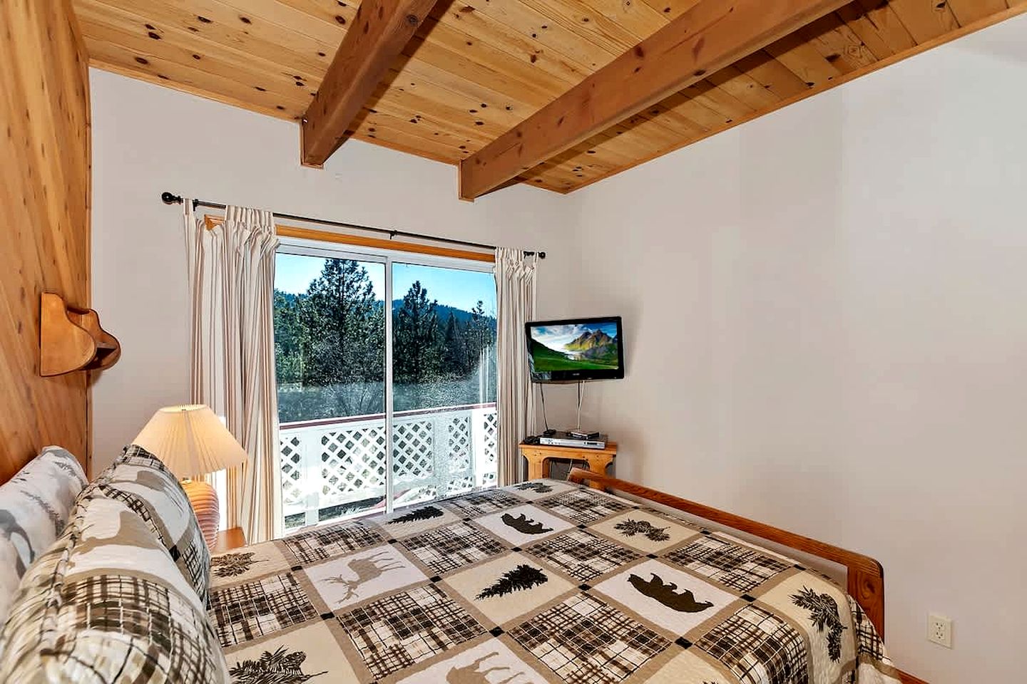 Beautiful, Secluded Cottage with Great Views in Big Bear Lake, California