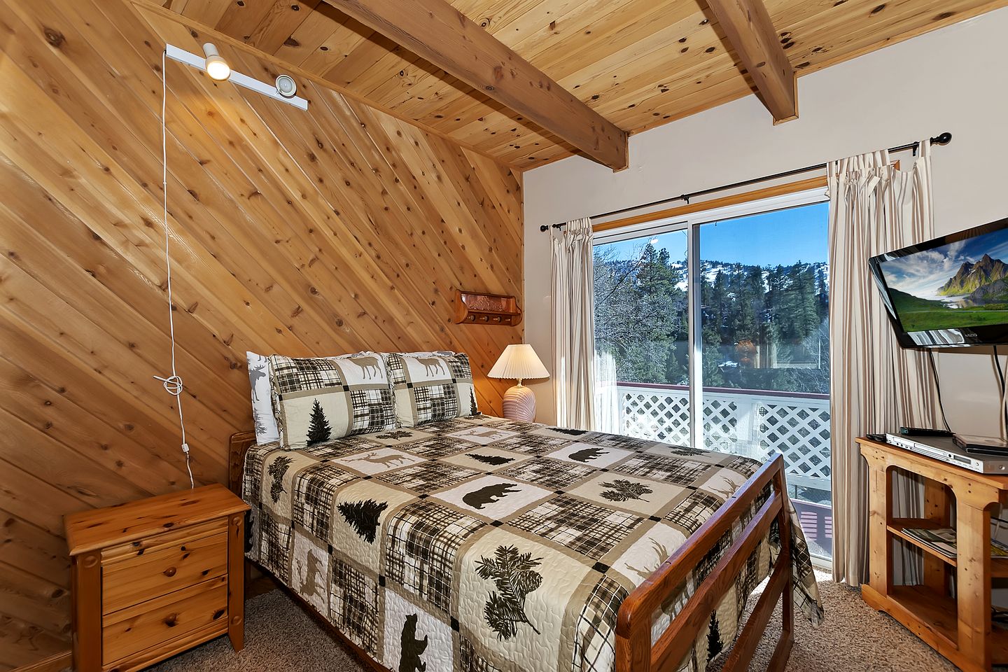 Beautiful, Secluded Cottage with Great Views in Big Bear Lake, California