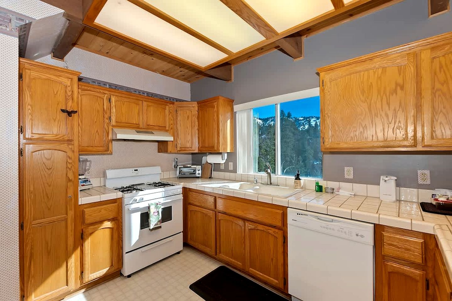 Beautiful, Secluded Cottage with Great Views in Big Bear Lake, California