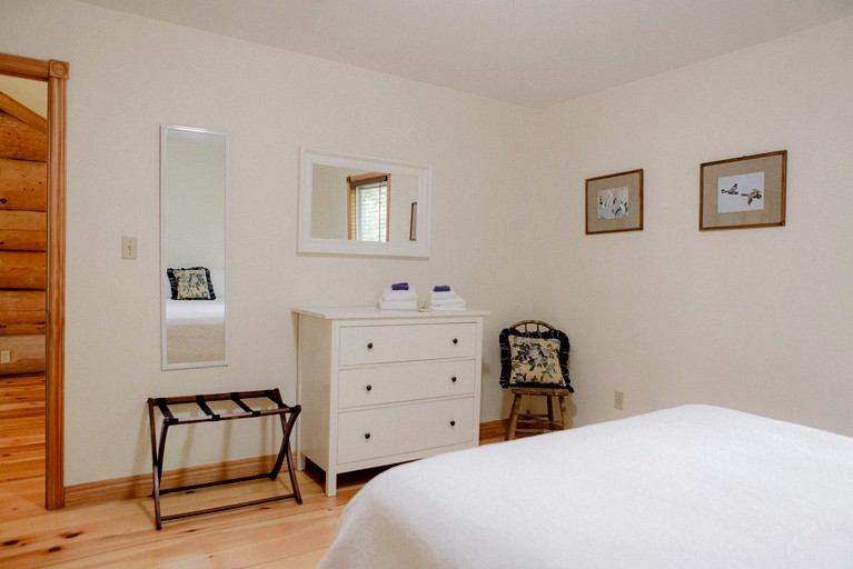 Log Cabins (Canada, Prince Edward, Ontario)