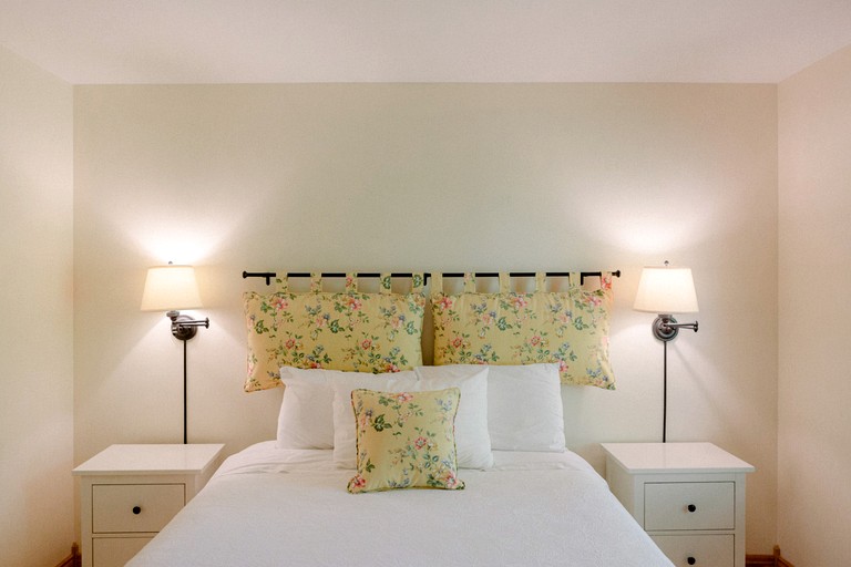 Log Cabins (Canada, Prince Edward, Ontario)