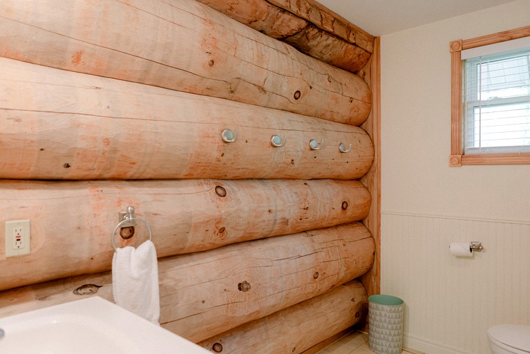 Log Cabins (Canada, Prince Edward, Ontario)