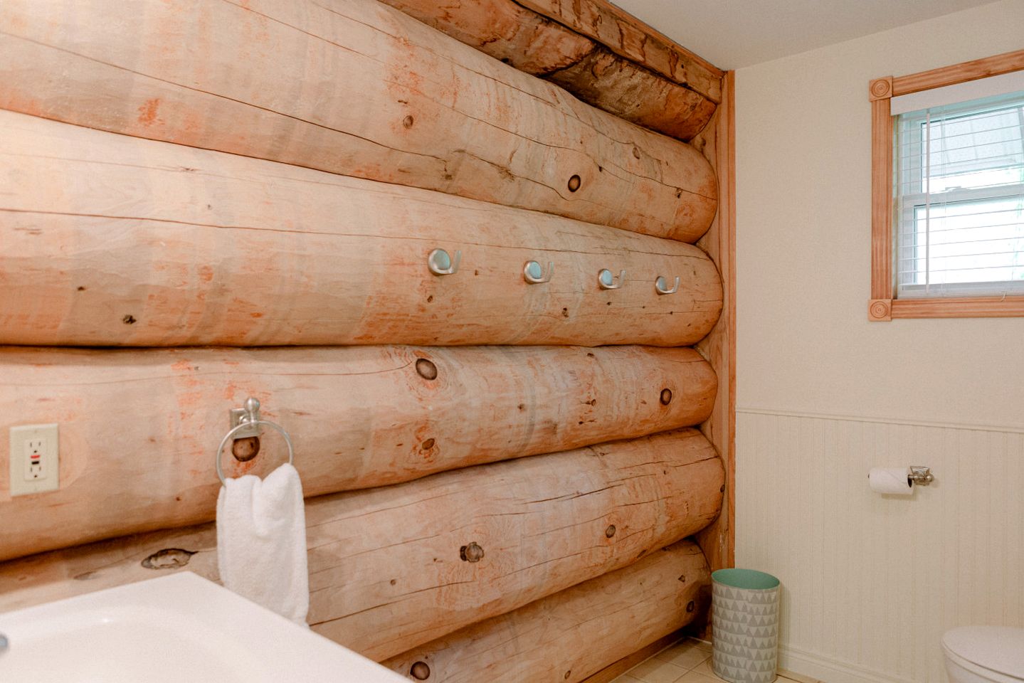 Beautiful Spacious Log Cabin Surrounded by Nature for a Peaceful Family Vacation in Prince Edward, Ontario