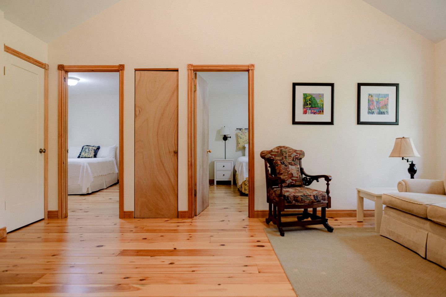 Beautiful Spacious Log Cabin Surrounded by Nature for a Peaceful Family Vacation in Prince Edward, Ontario