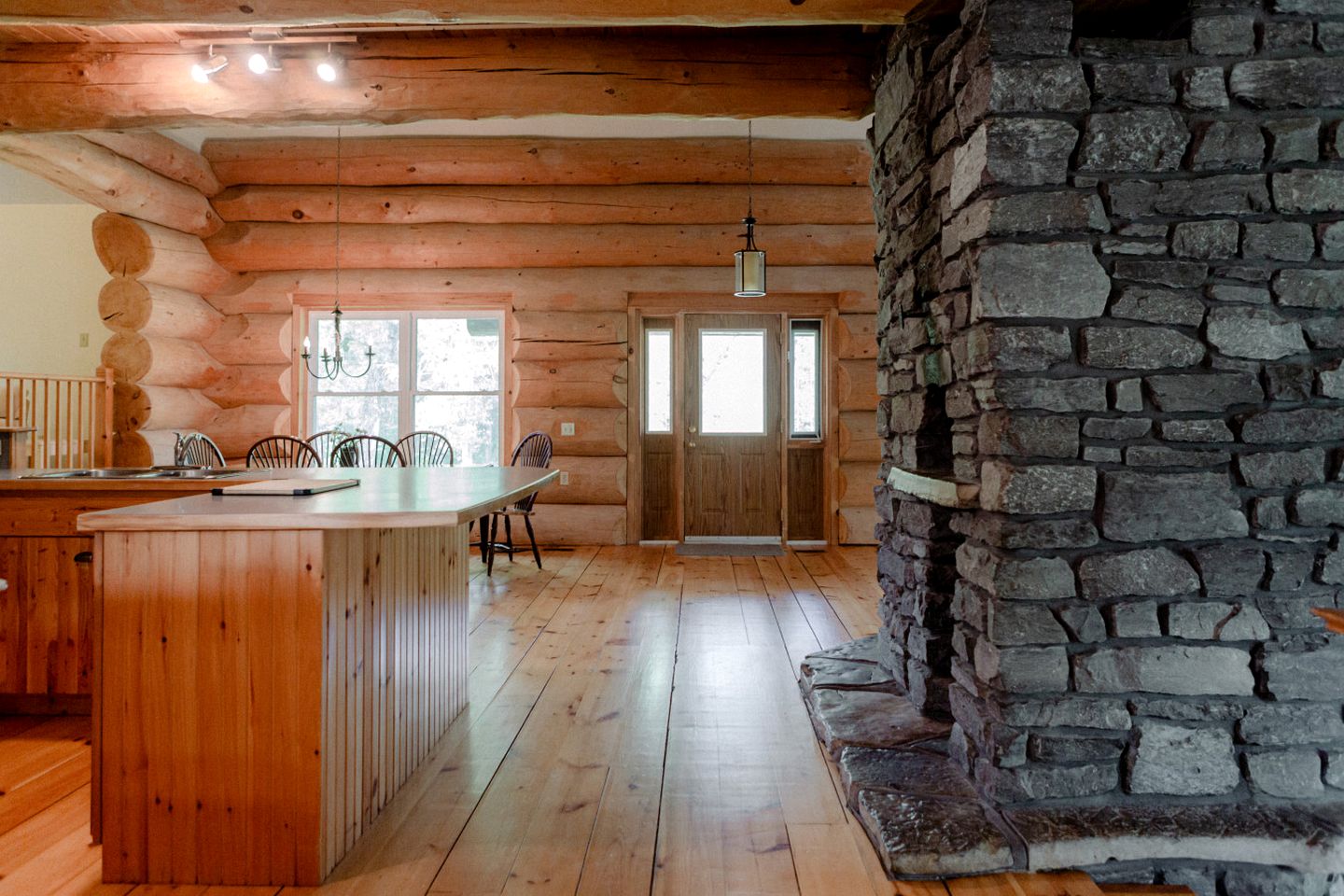 Beautiful Spacious Log Cabin Surrounded by Nature for a Peaceful Family Vacation in Prince Edward, Ontario