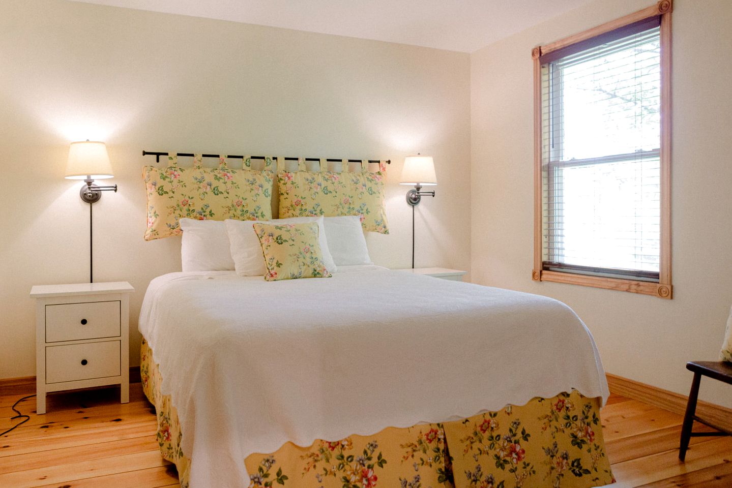 Beautiful Spacious Log Cabin Surrounded by Nature for a Peaceful Family Vacation in Prince Edward, Ontario