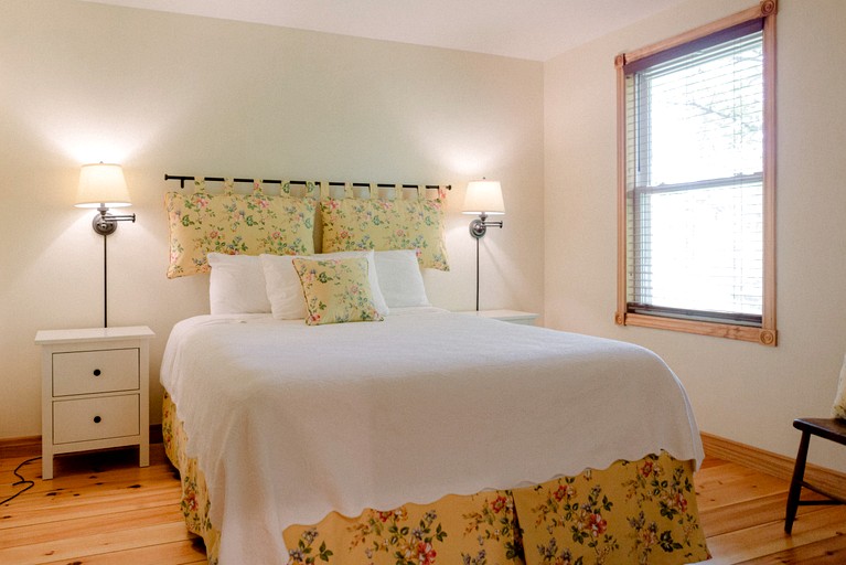 Log Cabins (Canada, Prince Edward, Ontario)