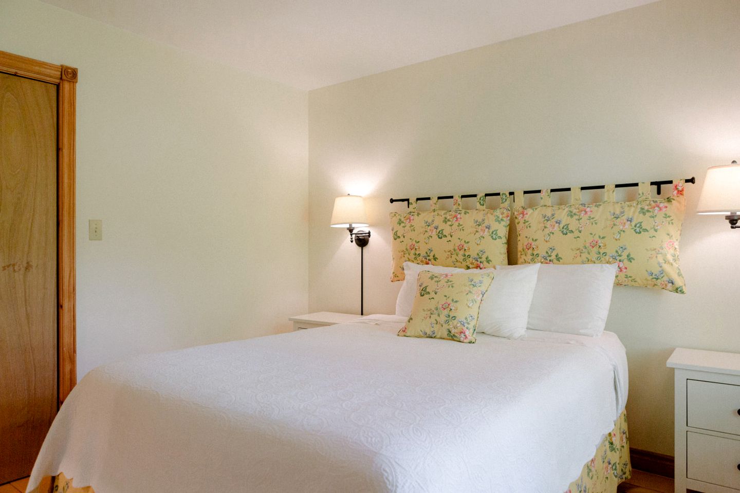 Beautiful Spacious Log Cabin Surrounded by Nature for a Peaceful Family Vacation in Prince Edward, Ontario